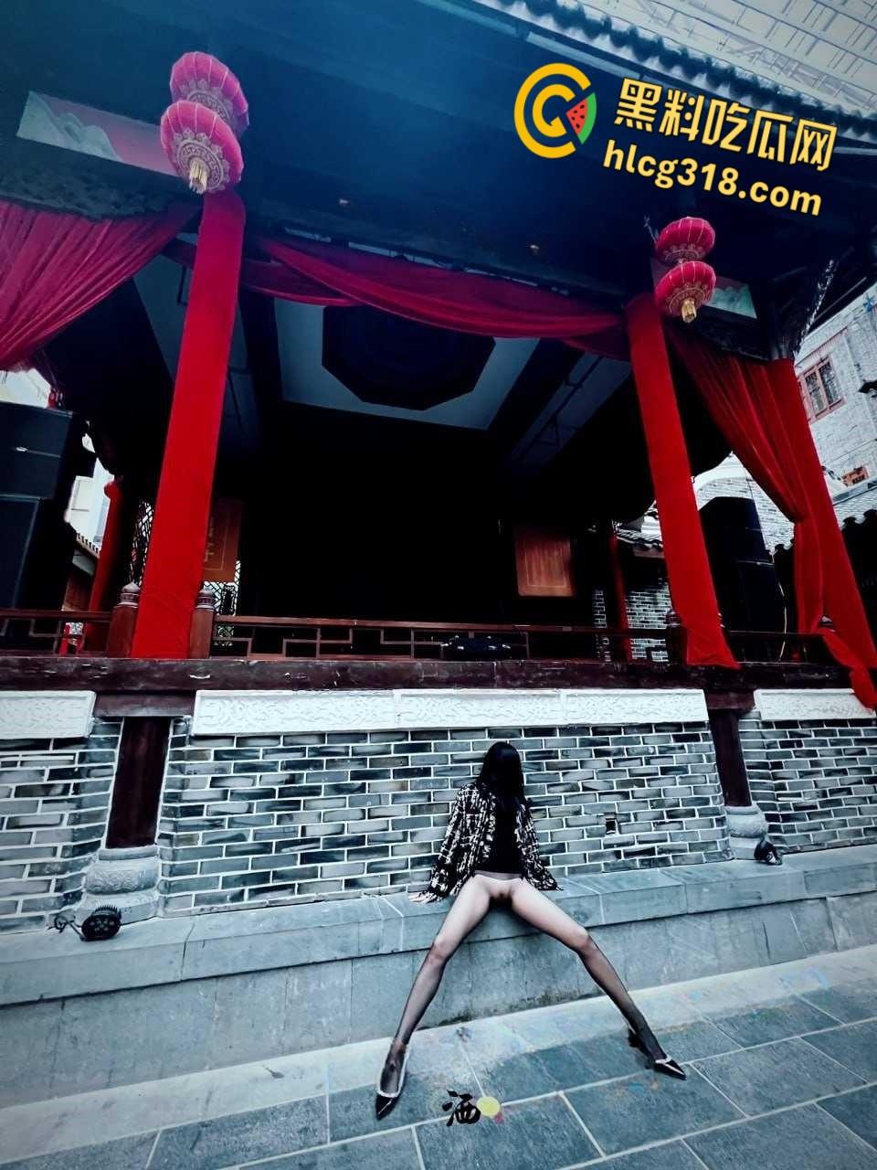 推特【潇洒Guccism】调教反差女神，户外大爷旁开档黑丝白虎露出太诱人了！-8