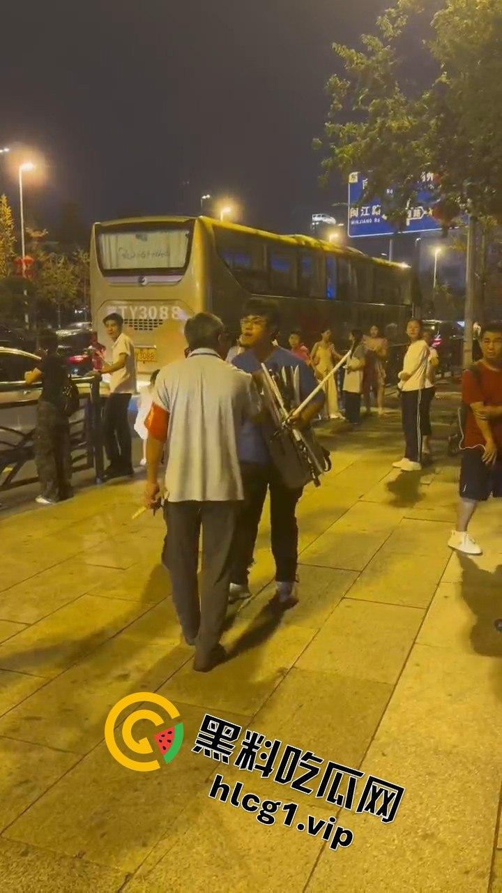 青岛大学生卖玩具惨遭驱赶!路人劝架竟让老头洋洋得意-2