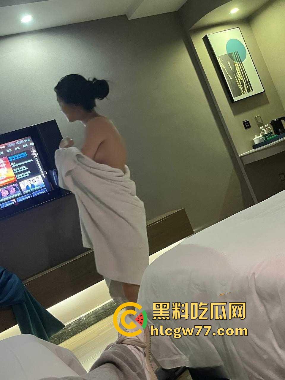 真实勾搭有男友的大二学妹 吃宵夜喝完趁着酒微醺后带回酒店跟兄弟玩3P 没想到学妹会这么配合!-5