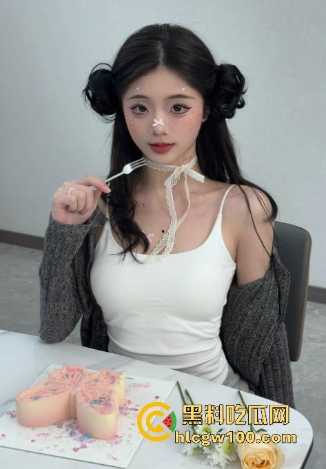 四川艺术职业学院学生妹【梁柳】火辣曝光，情趣套装脱衣裸舞定制，小穴粉嫩奶子挺拔，神级反差婊骚到极限！-8