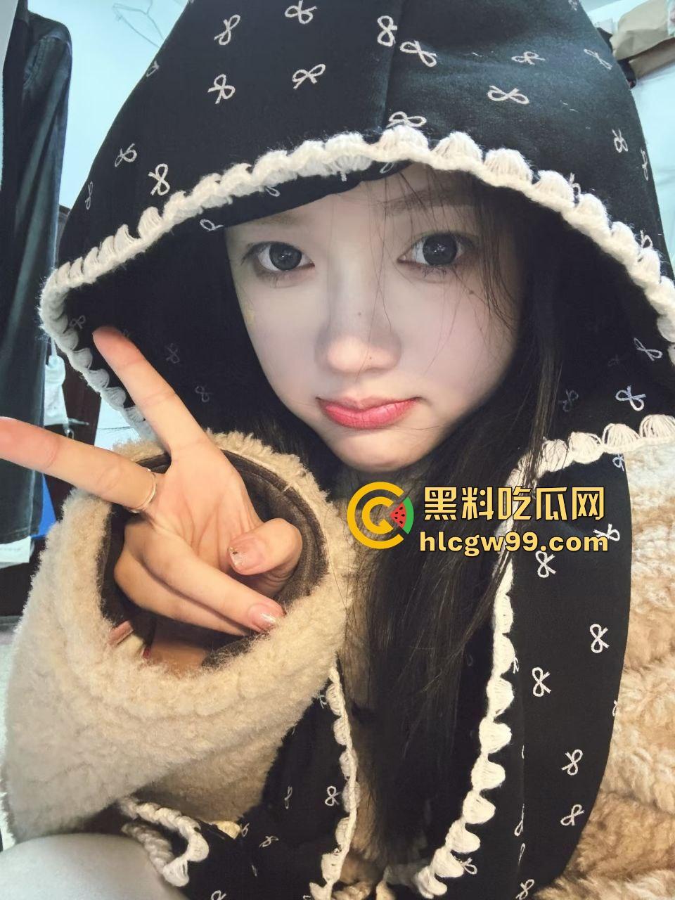 乌鲁木齐职业大学饥渴情侣，下课之余顾不及酒店开房，跑到男友宿舍当着室友面盖被做爱！惨遭偷拍独家流出-4