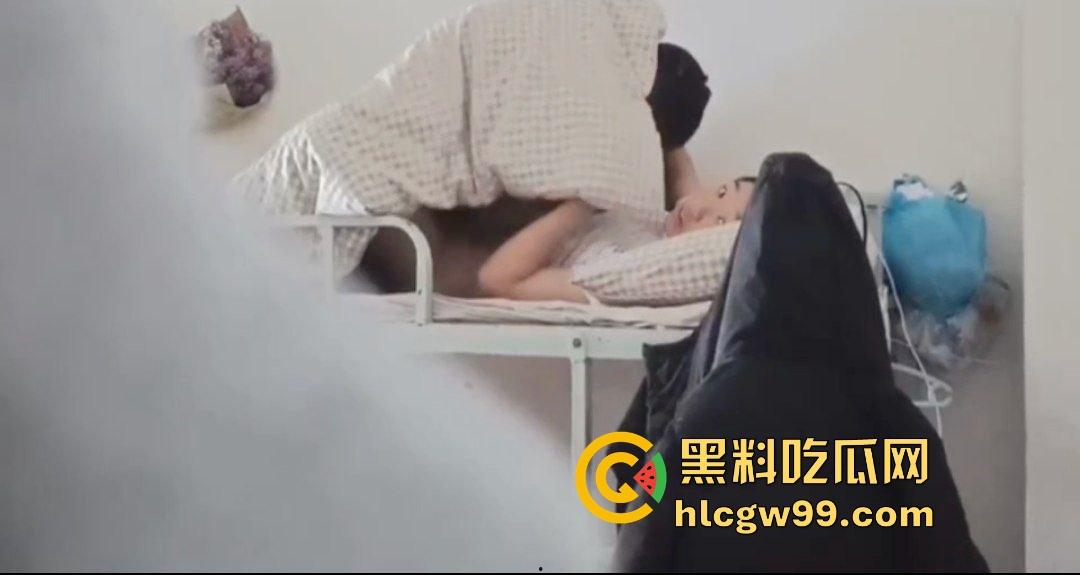 乌鲁木齐职业大学饥渴情侣，下课之余顾不及酒店开房，跑到男友宿舍当着室友面盖被做爱！惨遭偷拍独家流出-11