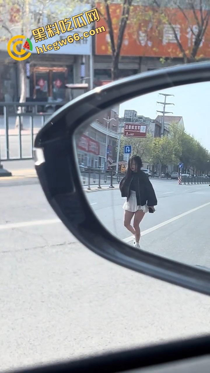 上海集美磕美弗药磕上头，大白天马路边发疯跳舞、嘴里念咒还自扇耳光，精神状态直接碎成渣！-4