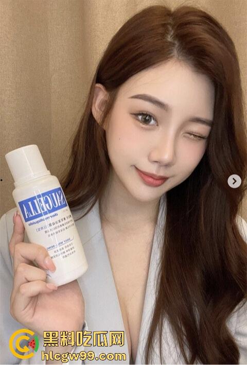 台湾高颜值台妹【夏天禧】Ins旅游博主勾搭三个月终被富哥拿下，开房视频流出，主动脱衣骑上去磨得贼骚！-2