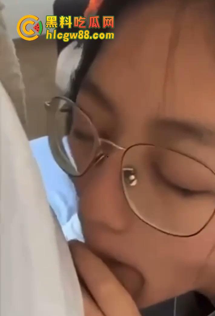 成都少城小学骚鸡老师『苏靖雯』家长肉便器，酒店操逼浪叫不断，眼镜婊爽得翻白眼淫水喷满床！-7