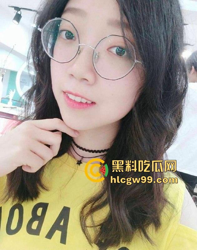 武汉常青树实验学校眼镜婊【许筱娜】调教视频流出,娇嫩白虎无套进入,果然戴眼镜的很反差!-3