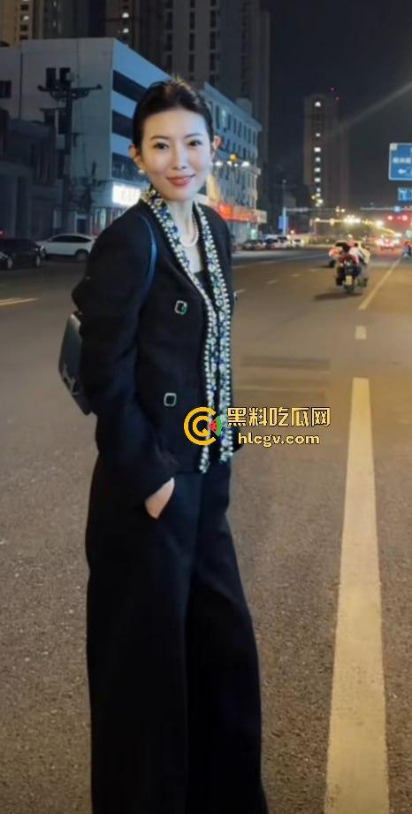 蓝天白云的宝马挡不住出轨的骚操作！网红『阿冉』背着老公偷情小白脸，丈夫拉横幅曝光床照反击！-24