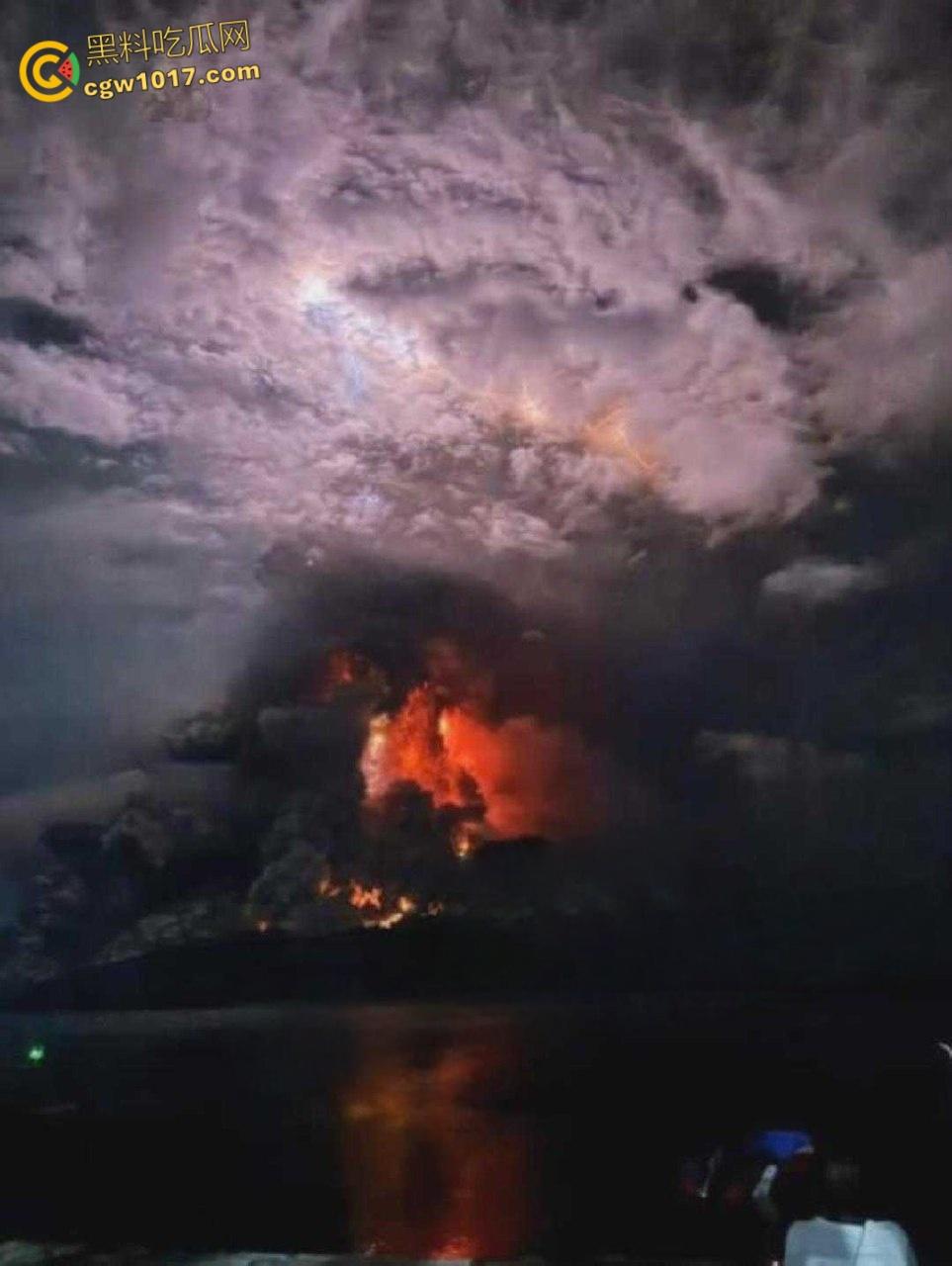 印度北苏拉威西省拉翁火山爆发,天空乌云密布电闪雷鸣,岩浆喷涌浓烟滚滚,警戒级别升至最高 !-1