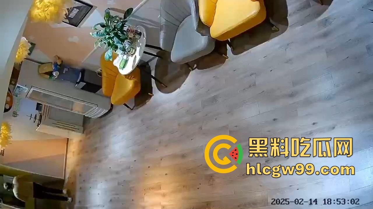 湖北大学研究生【封曦月】竟敢在私人影院强行猥亵，差点霸王硬上弓把人强奸，老板及时救场！-7