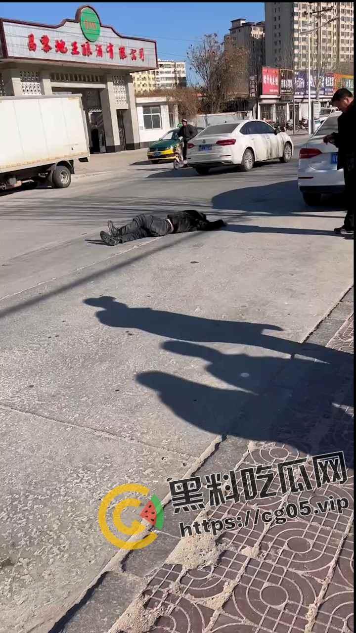 秦皇岛昌黎县妻子因忍受不了家庭暴力 开车碾压大自己20岁丈夫后离去 现场画面曝光-6