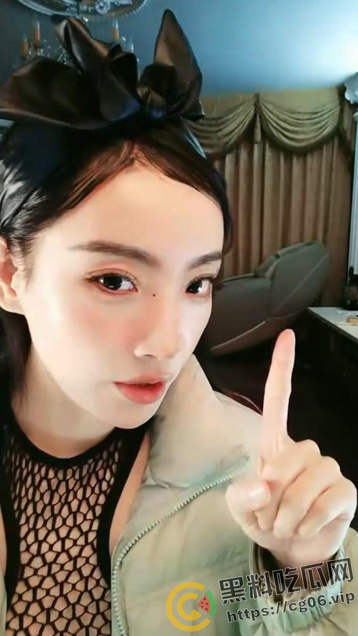 央视主持人【马卉】抖音再次整大活 疯狂擦边 直播的时候给粉丝看奶子照片 难不成想下海？-3