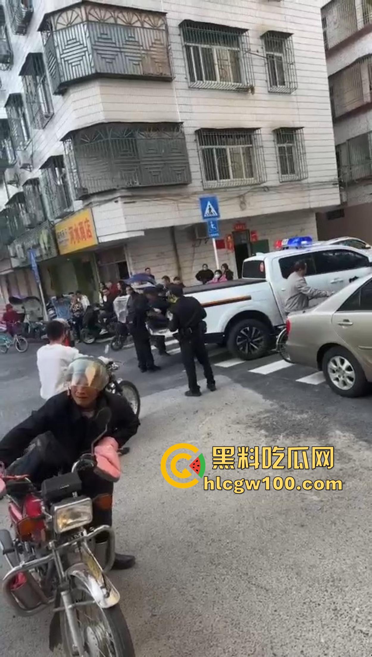 揭阳揭西持刀男子街头闹事，被警察堵墙角带走，快过年了非要进去蹭皇粮！-1