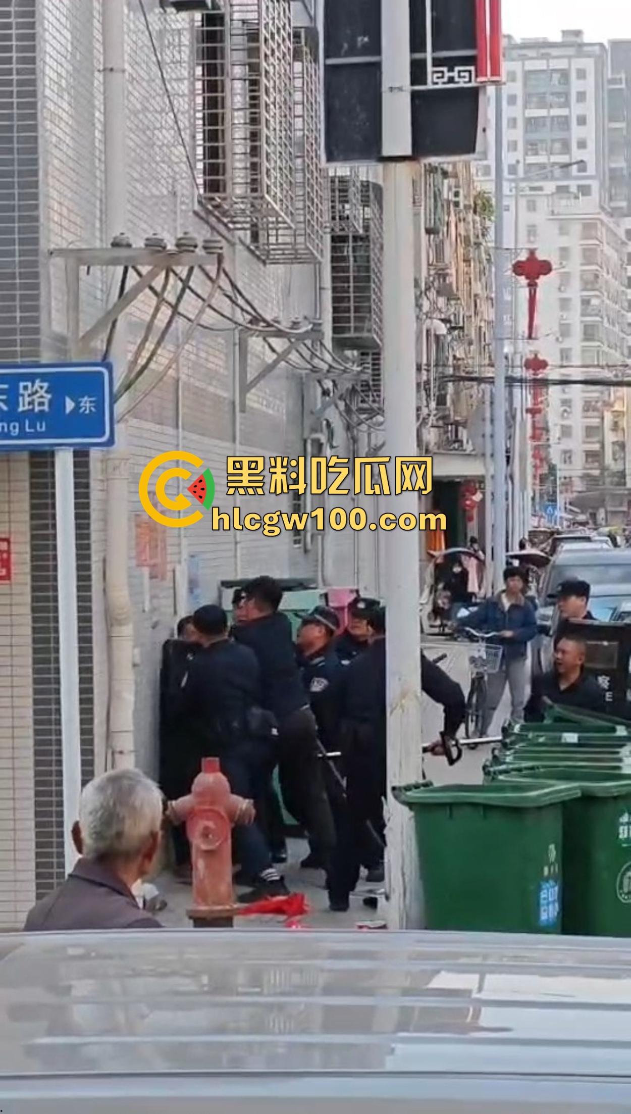 揭阳揭西持刀男子街头闹事，被警察堵墙角带走，快过年了非要进去蹭皇粮！-3