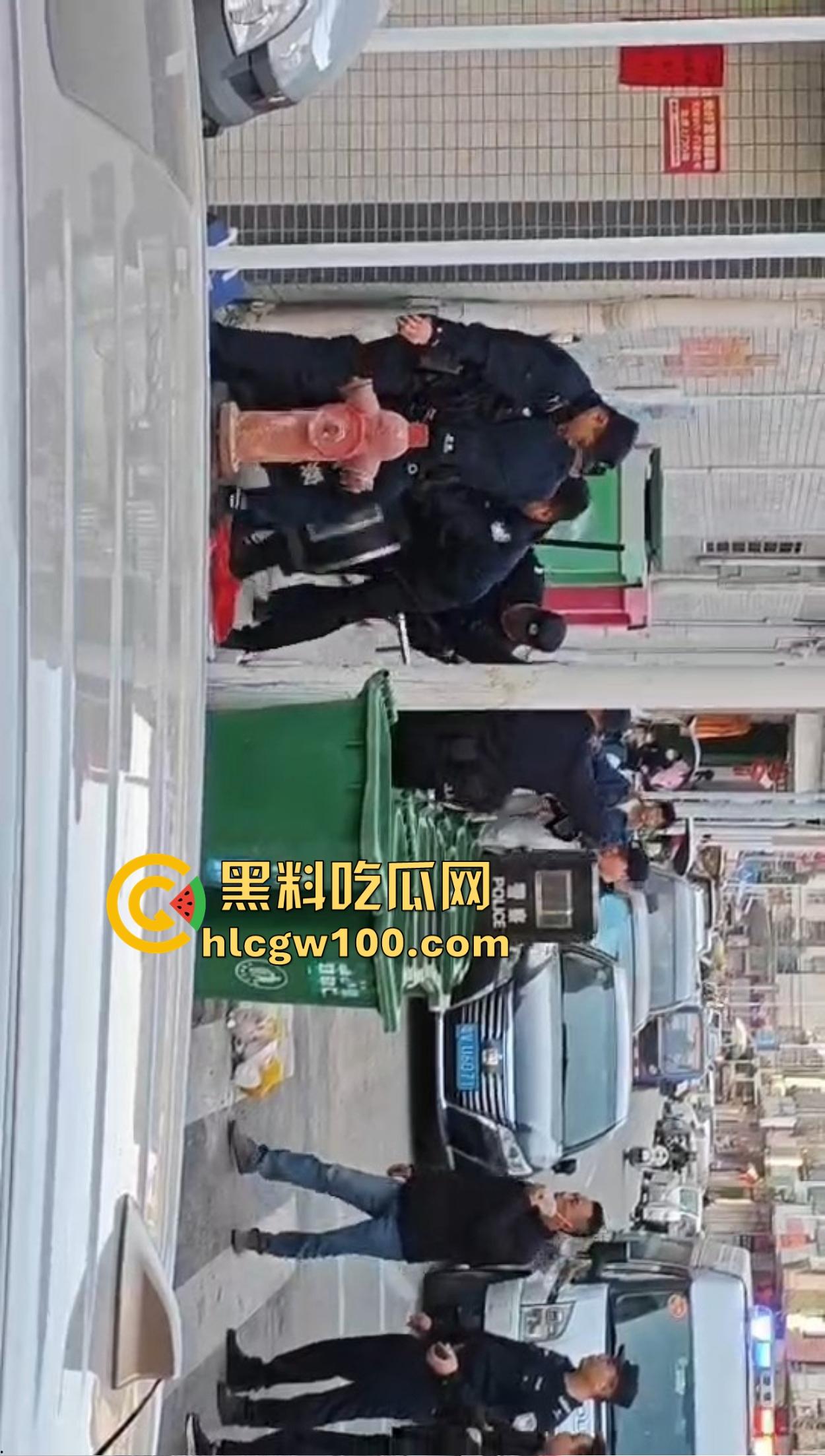 揭阳揭西持刀男子街头闹事，被警察堵墙角带走，快过年了非要进去蹭皇粮！-5