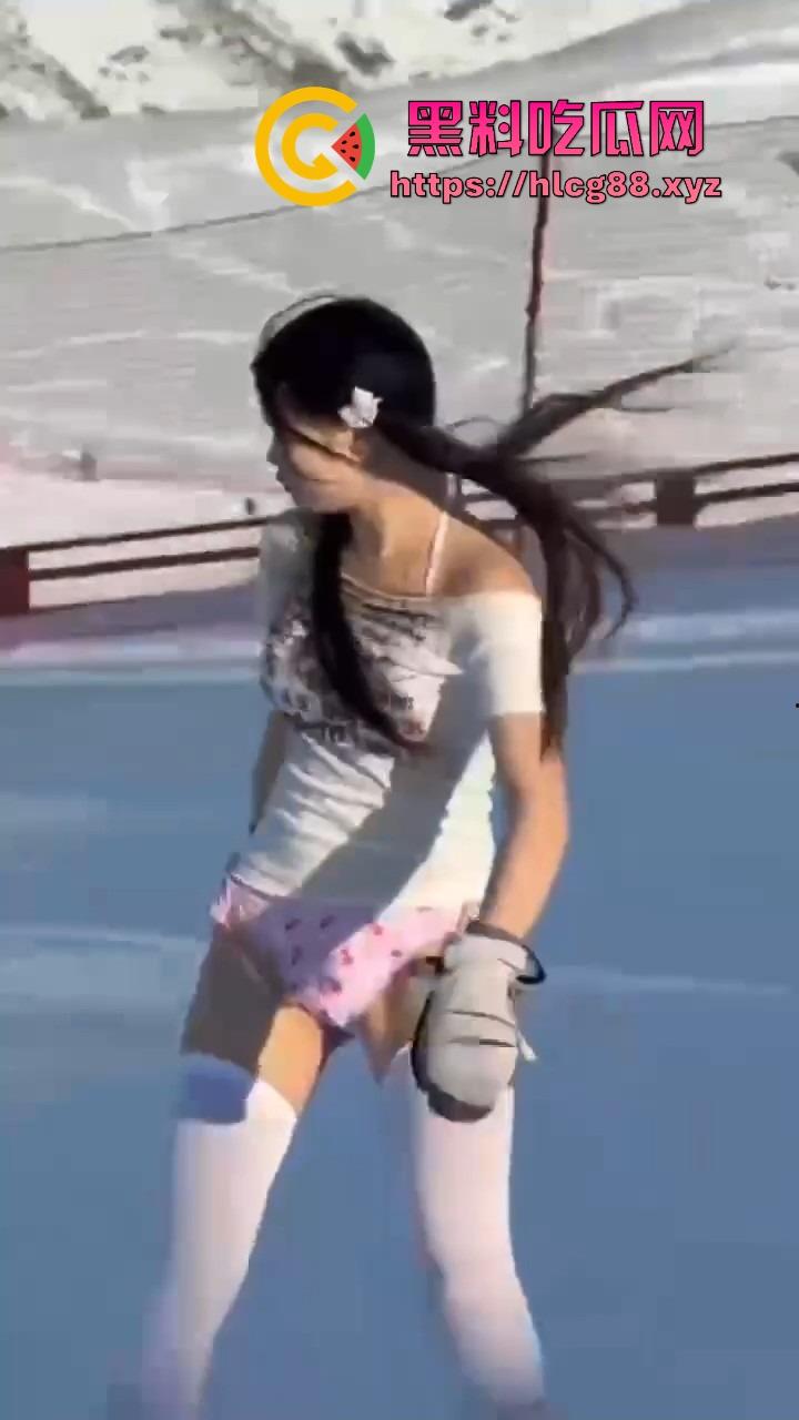 新疆阿勒泰滑雪场福利姬比基尼滑雪，奶腩抖臀浪成冰，福利婊变雪地鸡，胖次冻逼要风度不要命！-7