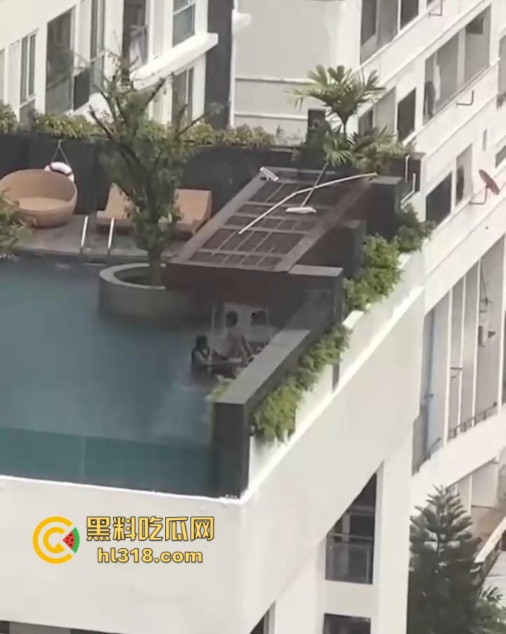 激情小情侣空中泳池激情啪啪被偷拍，泳池极限后入，口交深喉，公共场合大胆做爱，激情满满！-8