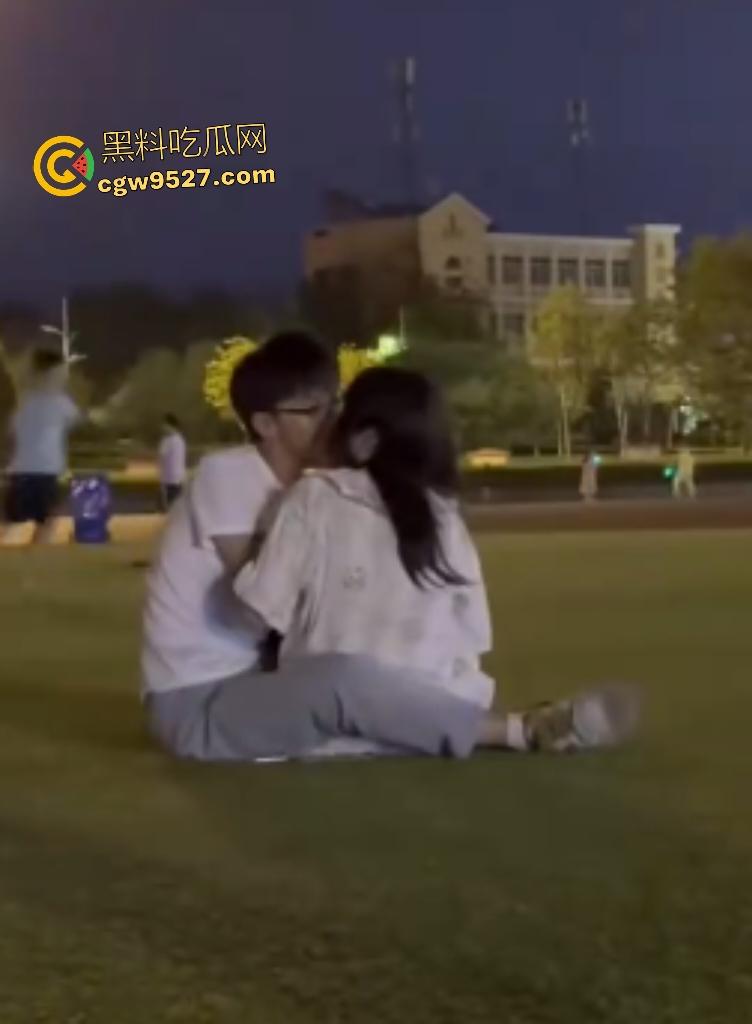 七夕邹城小情侣在草坪饥渴亲嘴，男生苦苦哀求女生吃鸡巴，吃完直接躺地上，这酒店钱都不用出了！-1