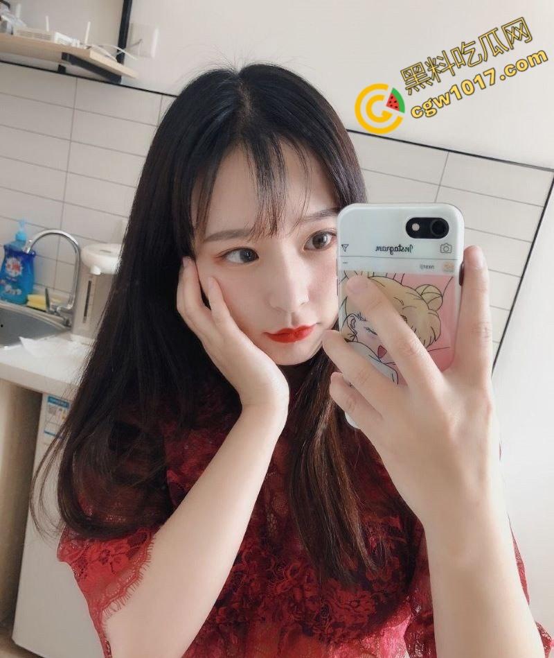 校园尤物，妖娆胴体引百男疯狂！金主震撼深喉舔骚态，粉嫩白虎穴受暴操，自慰视频满足欲望！-1