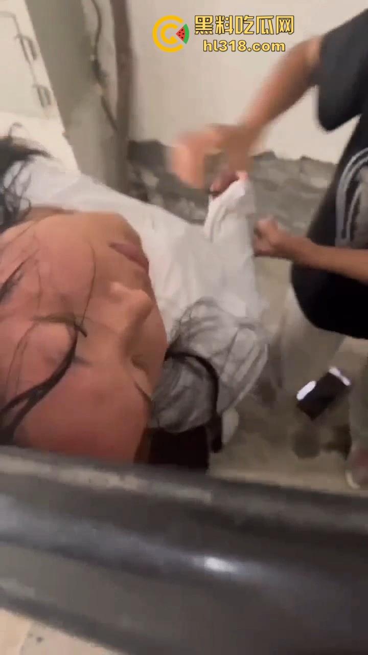 四川内江两女子殴打同学，年纪不大但手脚却下手不轻，逮着头猛锤，就喜欢看女生打架，下手真猛！-9