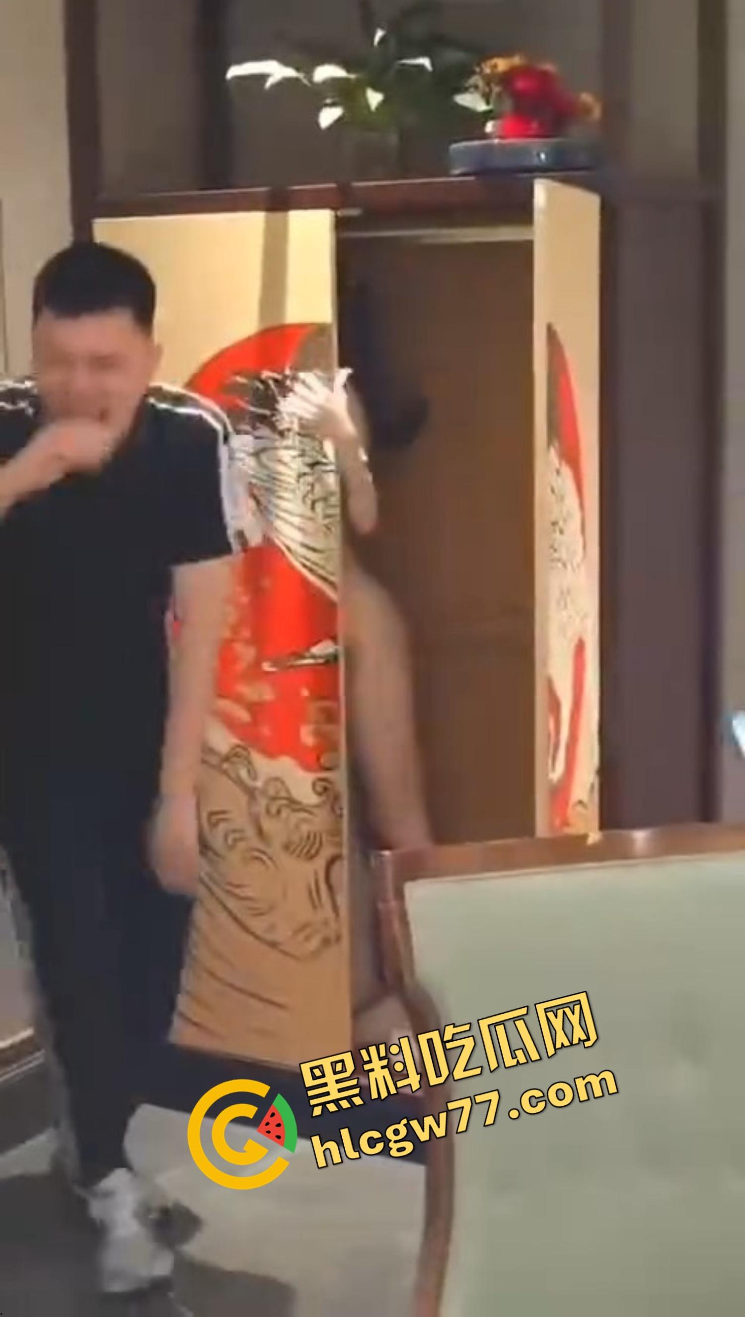 辽宁精神小伙聚会,妹子全裸藏柜子开场,饭局后全员直奔酒店,5人大乱斗场面淫荡无比!-4