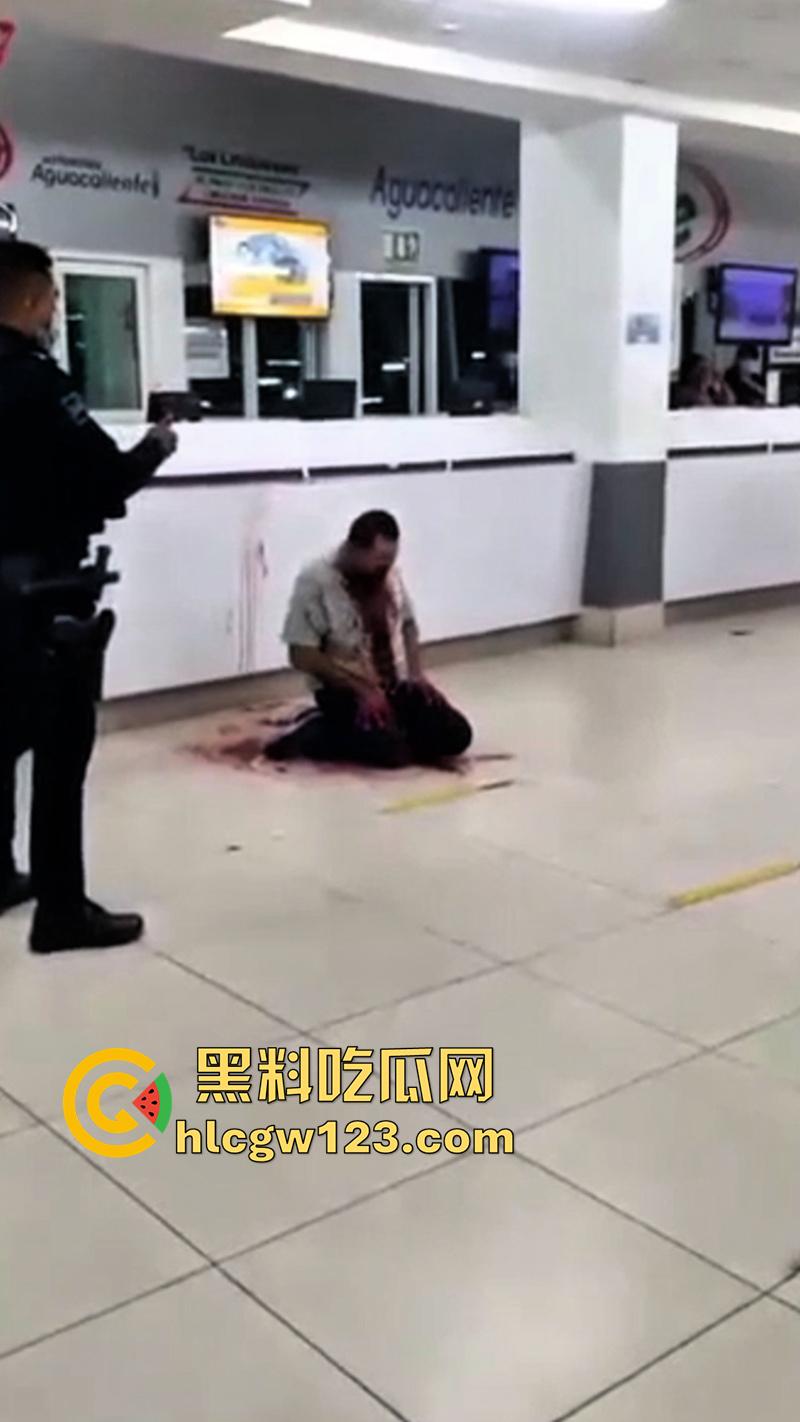 印尼医院自杀割喉，男子被医院诈骗，导致母亲病情恶化死亡，男子在医院杀医生后自杀反抗!-2