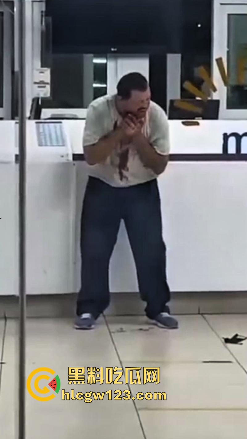 印尼医院自杀割喉，男子被医院诈骗，导致母亲病情恶化死亡，男子在医院杀医生后自杀反抗!-6