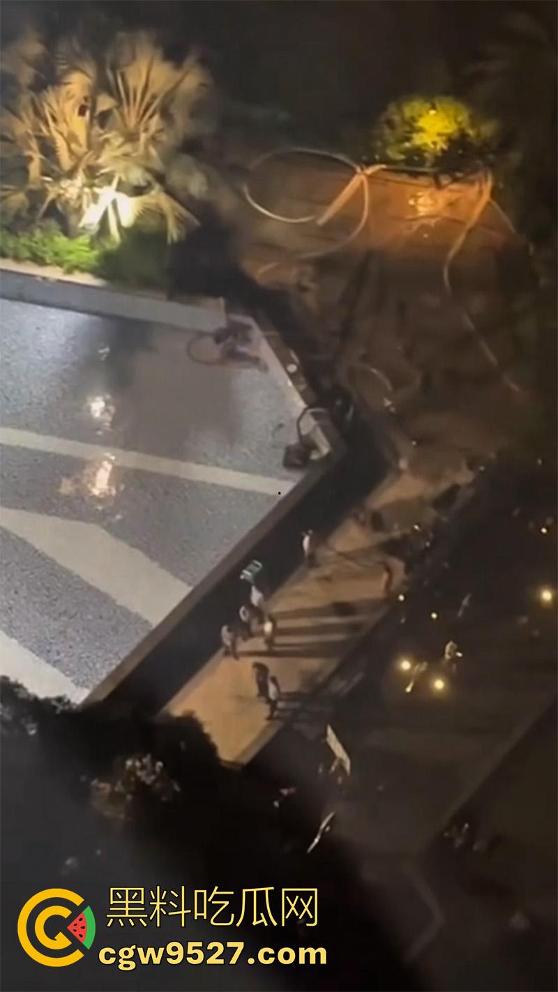 死神来了真实上演，广东清远一小孩，在泳池游泳被吸入下水道，消防员凿地救援，这也太可怕了！-7