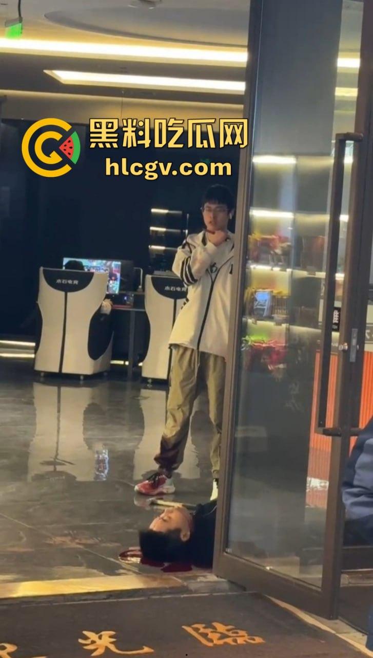 四川郫县00后小伙讨薪变命案！怒捅中介老师后自割脖子，十几刀下去仍然下不去手！-7