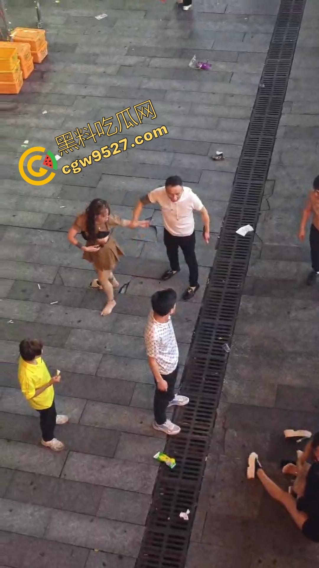 成都酒吧门口两女子街头打架视频流出！大奶美女打的奶子都蹦出来，酒吧门口荷尔蒙狂飙-5