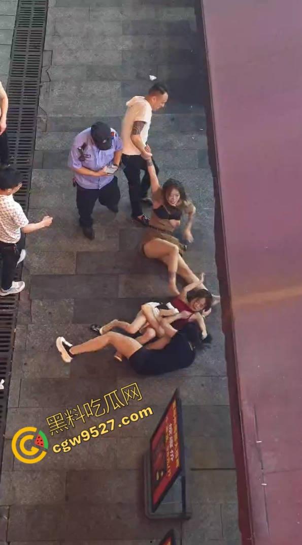成都酒吧门口两女子街头打架视频流出！大奶美女打的奶子都蹦出来，酒吧门口荷尔蒙狂飙-9