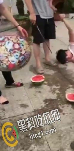 畜生行为！浙江海宁市周王庙镇 畜生孙子为了一个西瓜爆打奶奶 把奶奶打到浑身是血 倒地不起-4