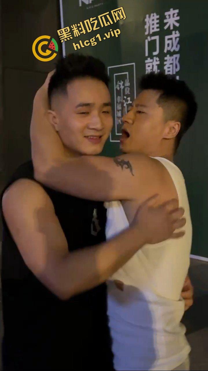 成都同性恋 疯癫男同！偷吃玩弄对方对象 打架后又亲嘴 逆天操作！-11