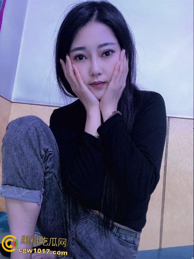 抖音巨乳熟女【冉@】，金主定制福利曝光，36E爆乳疯狂揉捏，粉嫩骚穴道具自慰，高潮喷汁不停！-2