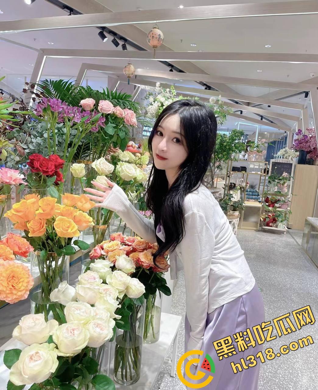 大白天俩骚货窗前赤裸互插假屌竞技赛，比赛高潮谁先喷，没男人靠假屌，也能自嗨得原地升天！-1