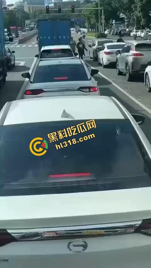 东莞中堂街头真人炸鸡秀，大哥背炸弹变身爆破鬼才堵路，手握军刺装狠，警方现场上演爆头大戏！-5