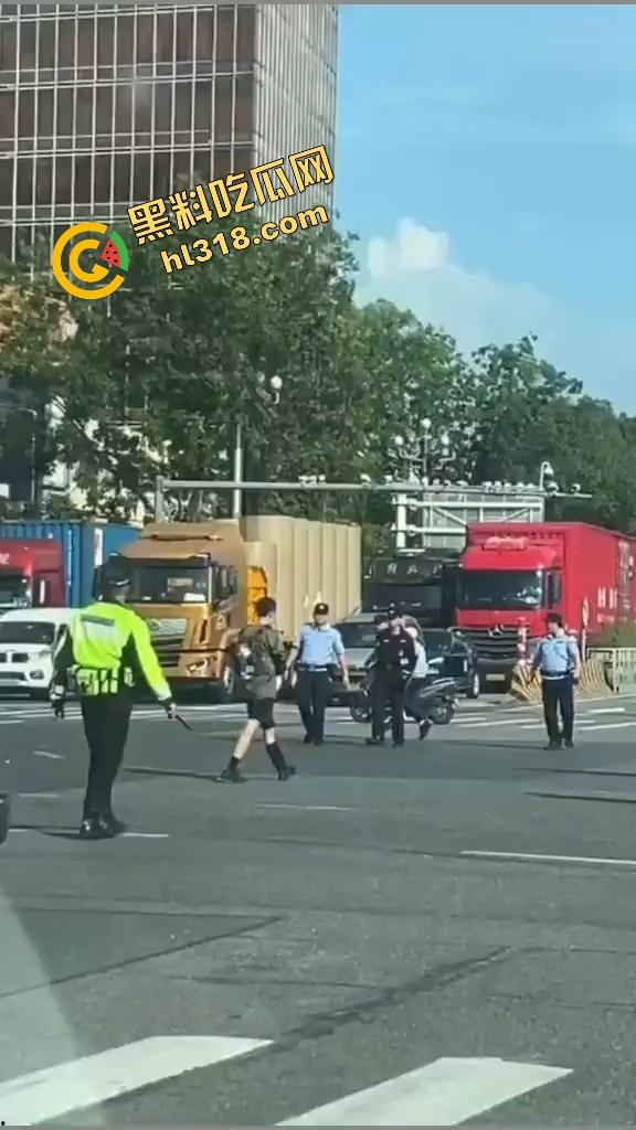 东莞中堂街头真人炸鸡秀，大哥背炸弹变身爆破鬼才堵路，手握军刺装狠，警方现场上演爆头大戏！-9