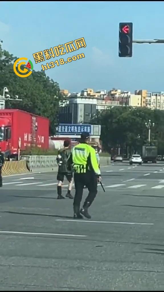 东莞中堂街头真人炸鸡秀，大哥背炸弹变身爆破鬼才堵路，手握军刺装狠，警方现场上演爆头大戏！-10