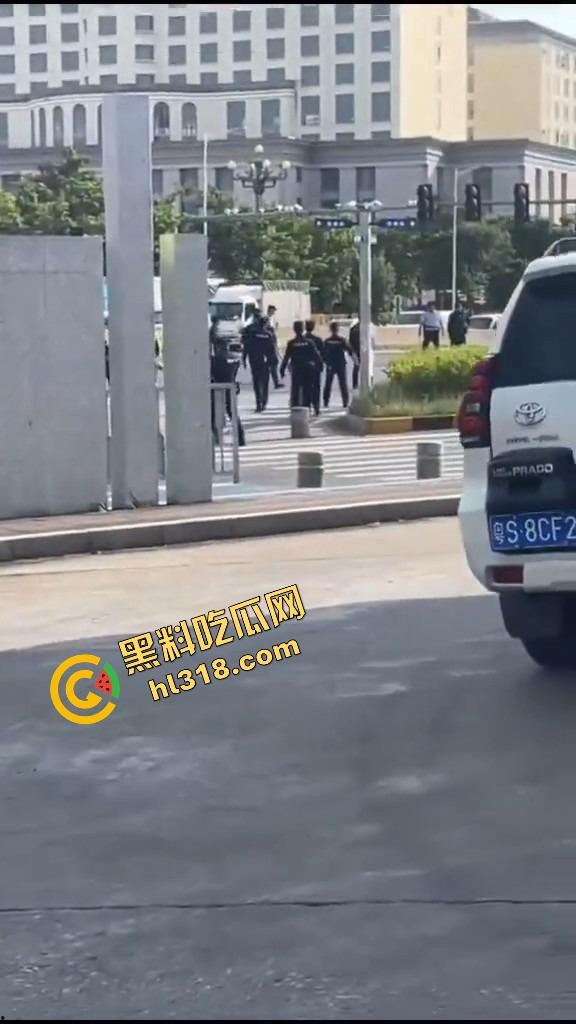 东莞中堂街头真人炸鸡秀，大哥背炸弹变身爆破鬼才堵路，手握军刺装狠，警方现场上演爆头大戏！-12