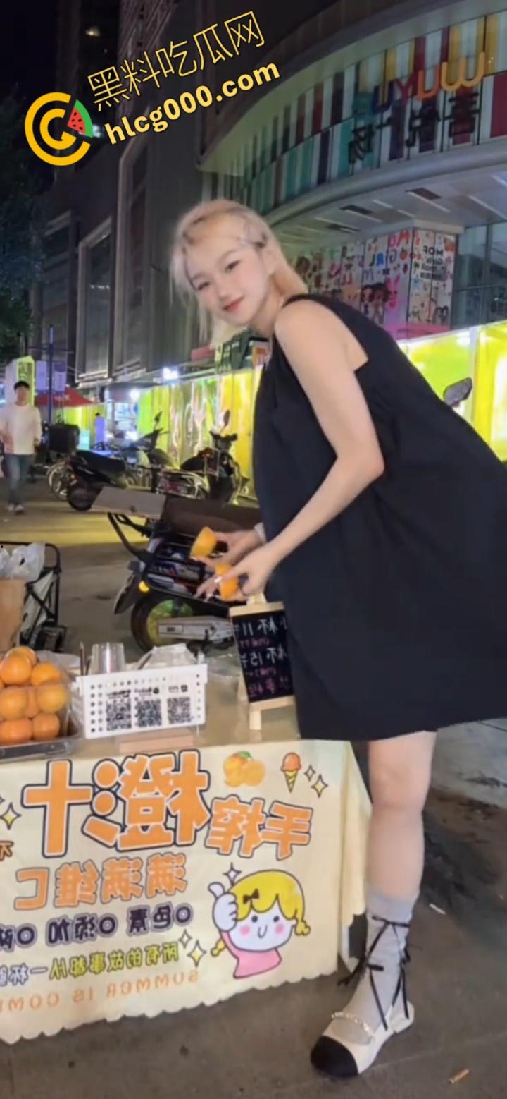 抖音网红【帅气的四喜】，户外榨果汁大翻车！弯腰瞬间粉嫩奶头一览无余，掌握流量密码，太懂观众了 !-2