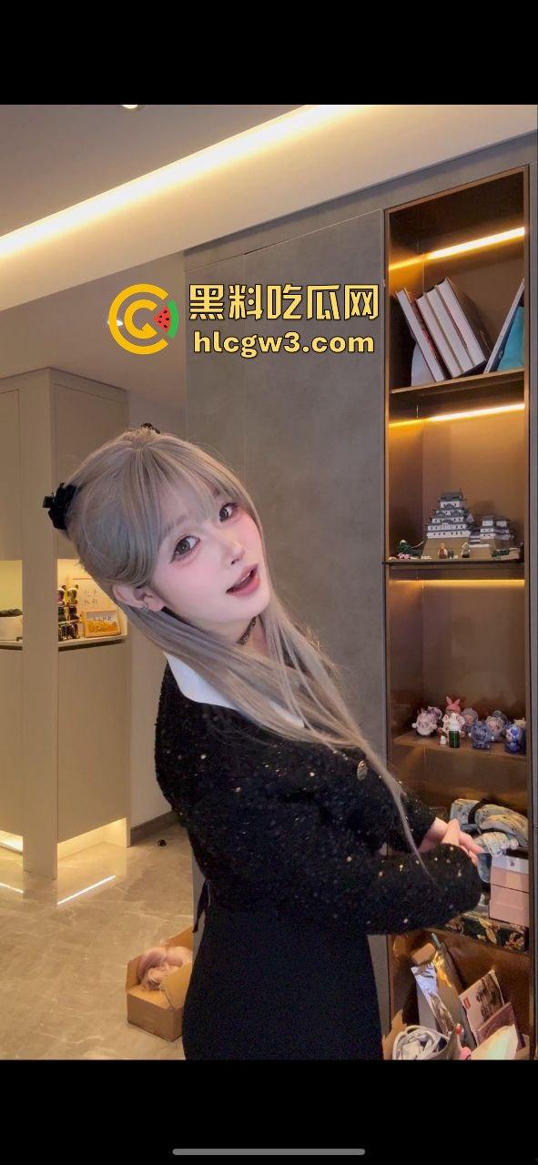 精神小妹【屁小六】润到澳洲彻底放飞!大尺度露出自拍泄密,情趣制服换装搞性爱啪啪,骚得完全停不下来!-3