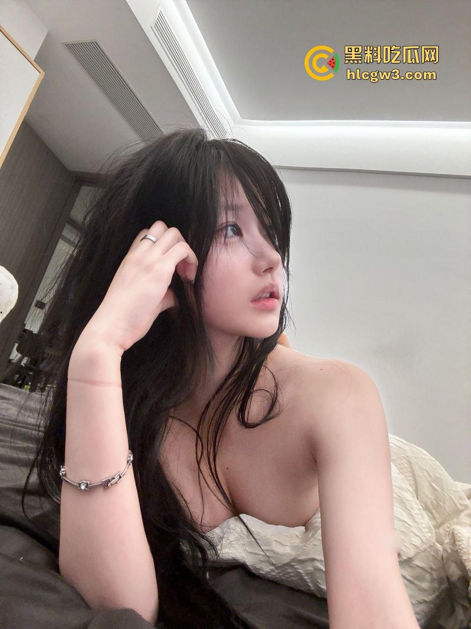 精神小妹【屁小六】润到澳洲彻底放飞!大尺度露出自拍泄密,情趣制服换装搞性爱啪啪,骚得完全停不下来!-6