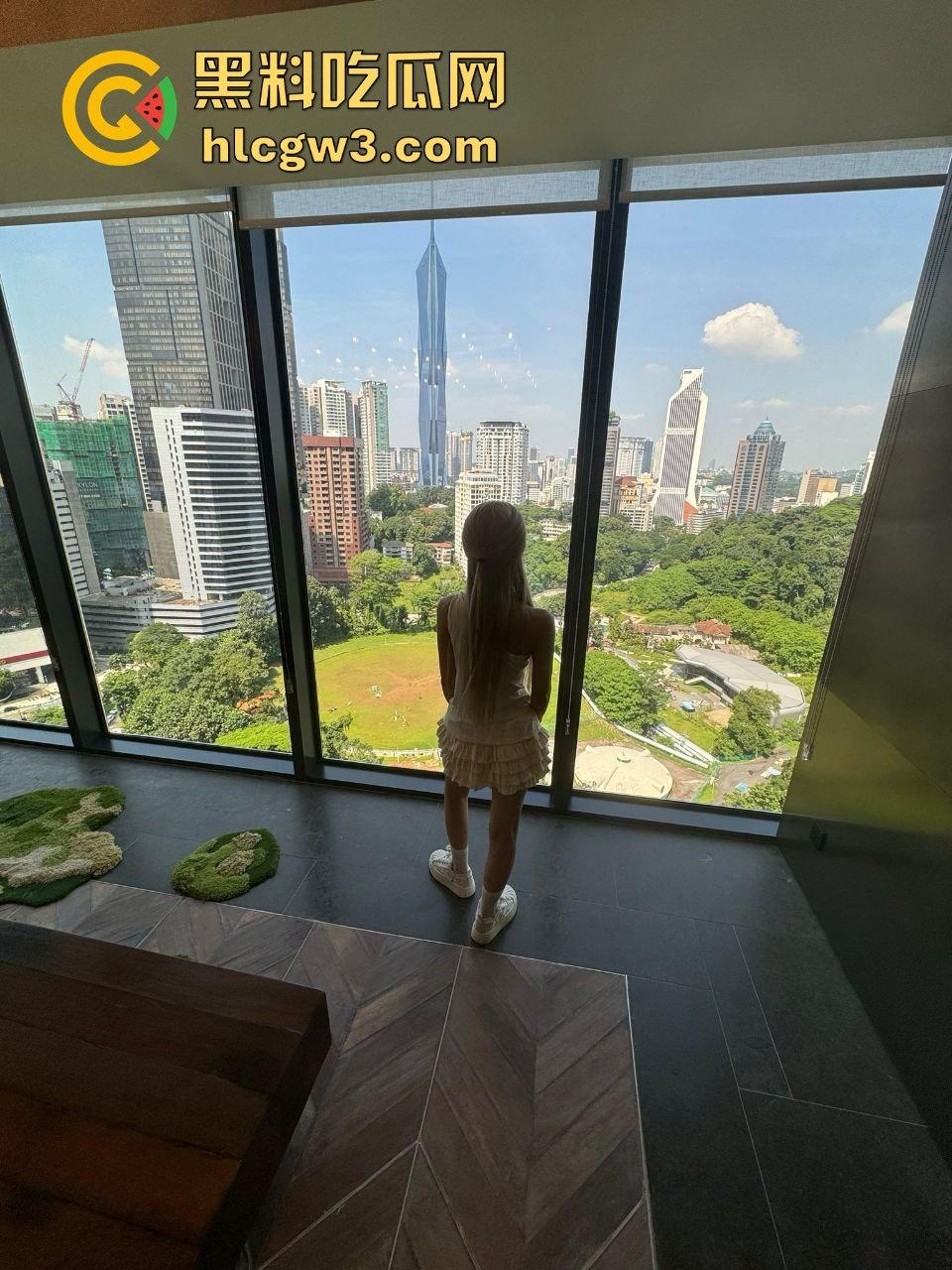 精神小妹【屁小六】润到澳洲彻底放飞!大尺度露出自拍泄密,情趣制服换装搞性爱啪啪,骚得完全停不下来!-13