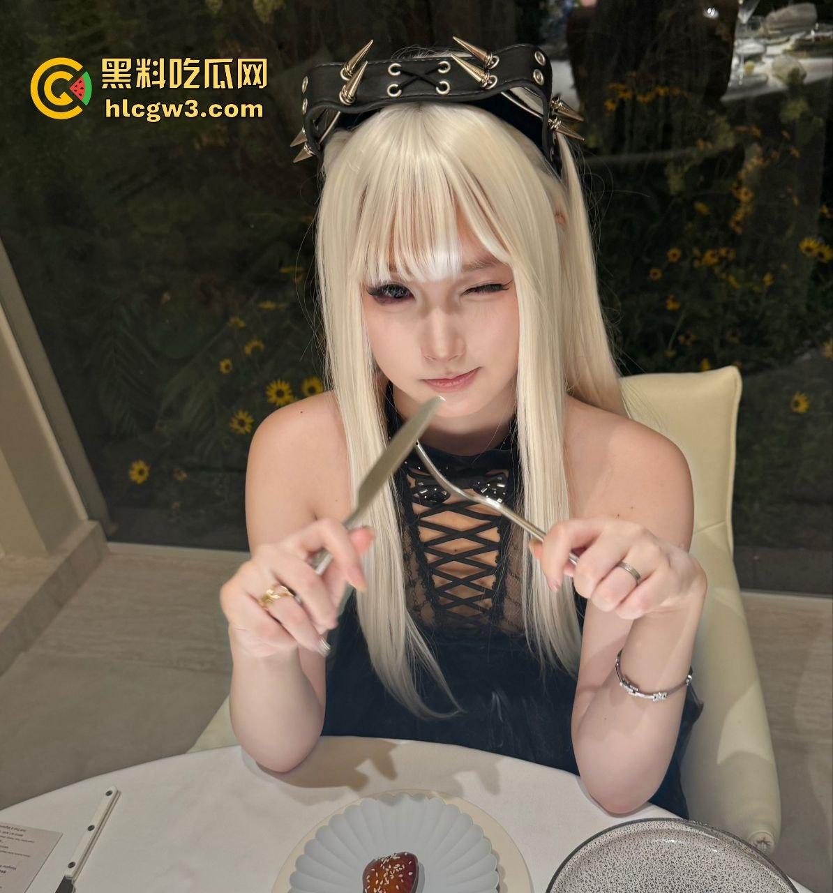 精神小妹【屁小六】润到澳洲彻底放飞!大尺度露出自拍泄密,情趣制服换装搞性爱啪啪,骚得完全停不下来!-16