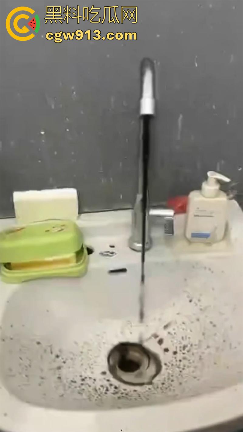 沈阳师范大学集体中毒？竟是感染诺如病毒，是有人投毒还是水箱太脏？中毒学生和老师已经全被抬走！-9