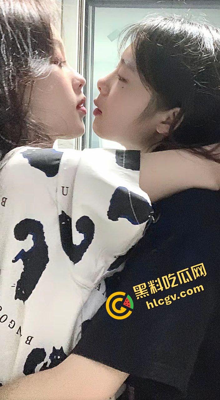 抖音极品女同姐妹网红『饭饭fan』姐妹恋爱 没鸡巴怎么行？与土豪大哥开房双飞 独家曝光！-3