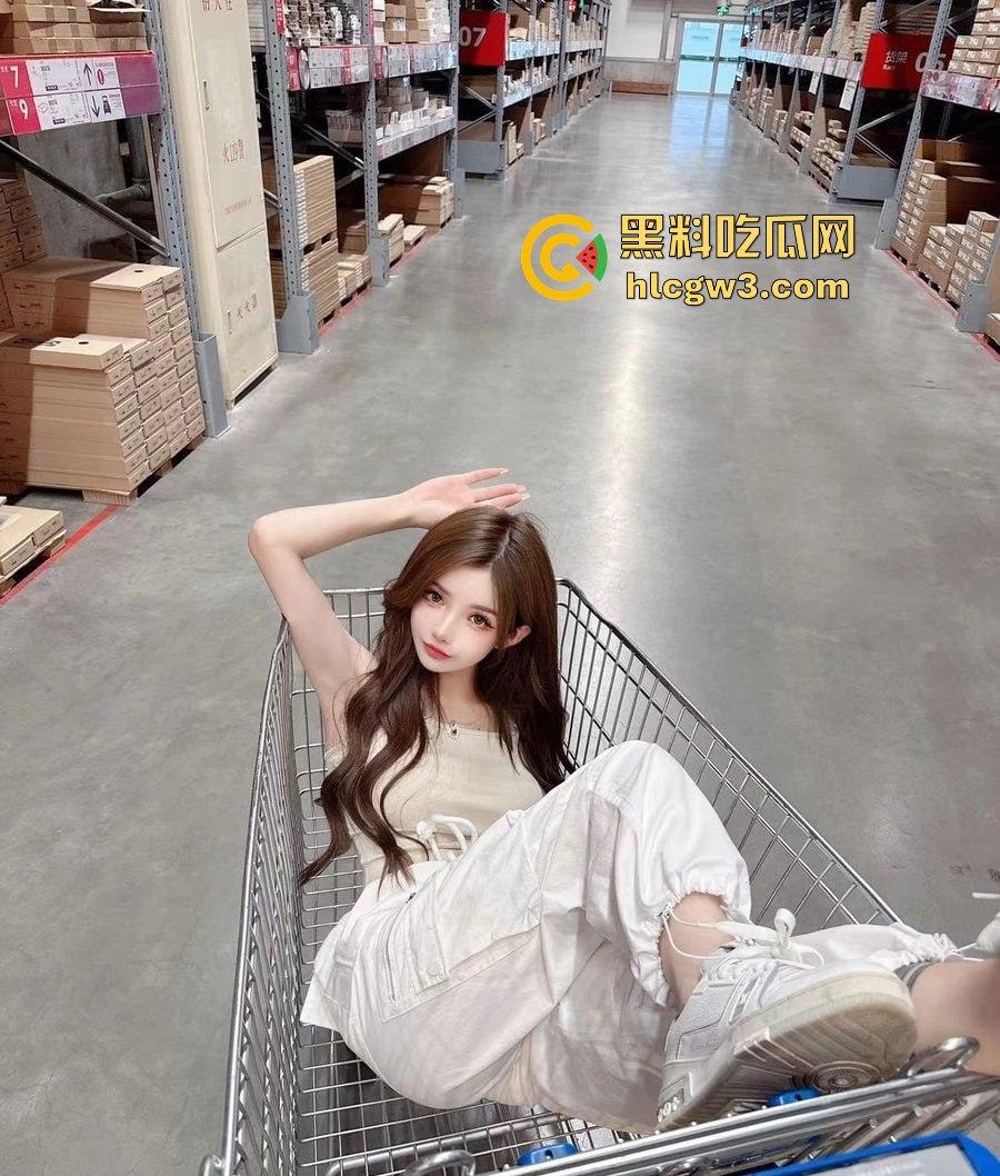 上海极品TS『刘依依』美到让直男怀疑人生 这颜值炸裂打破次元壁 上半身绝杀 你敢认是TS吗?-4