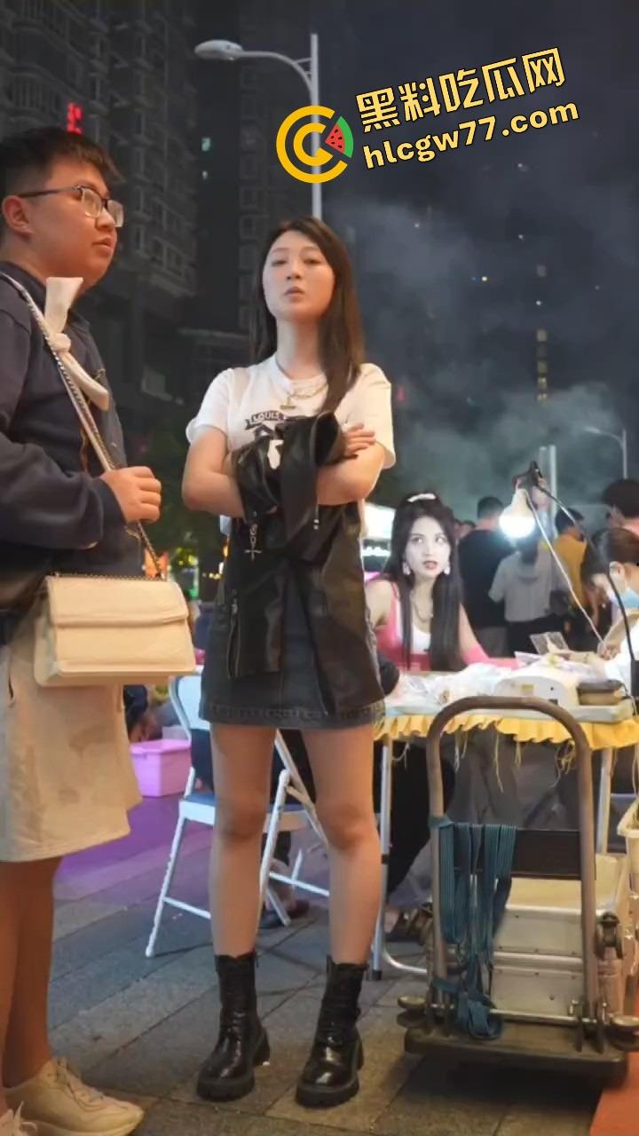深圳夜市骚出天际，烧烤没烤熟，偷拍老哥忙着偷KKB，小手一探裙底风光一览无余！-2