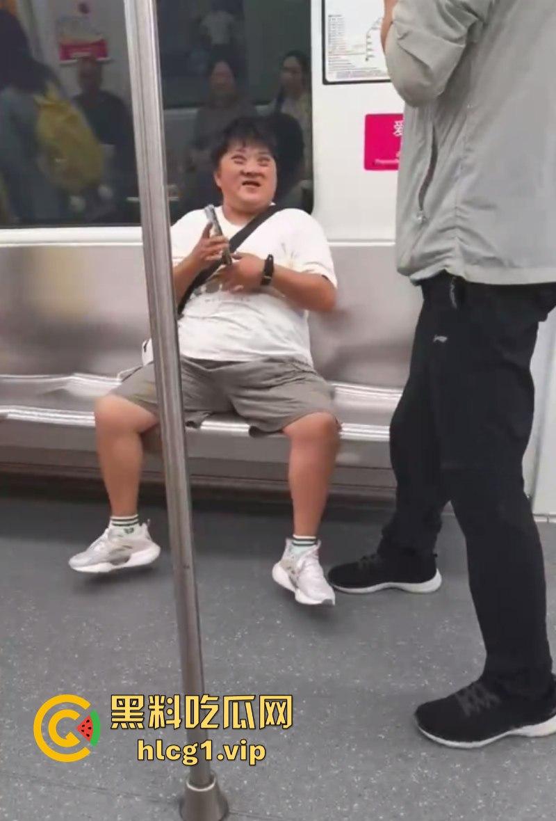 大爷：你换个人摸可好？女子地铁内多次摸大爷身体吓跑同排乘客！-6
