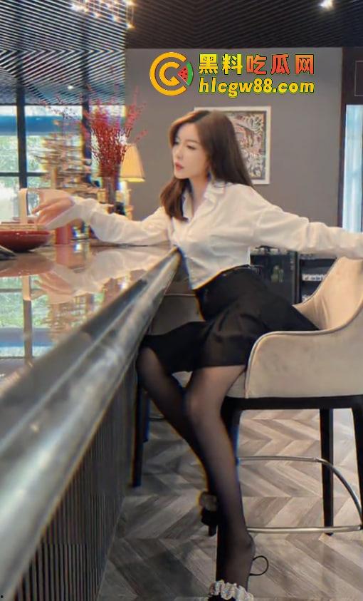 抖音骚主播『皮皮』卖梅赛德斯天天秀脚丫子勾足控舔脚，三叉辉车主看不上，钓个有钱舔脚王！-6