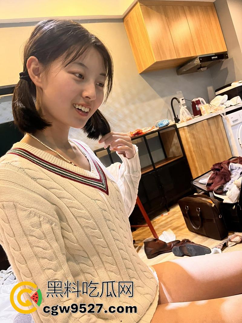 南京师大清纯学妹【卢瑞涵】，大长腿性感嫩妹，背着男友和体育生开房，趴着吃鸡大喊爸爸操我！-4